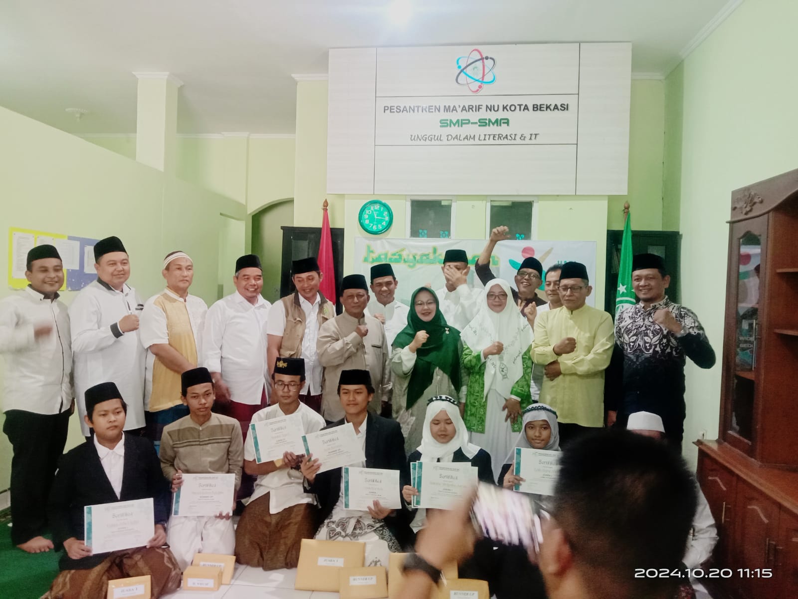 Foto Bersama Memperingati HSN di Pesantren Ma arif NU Kota Bekasi