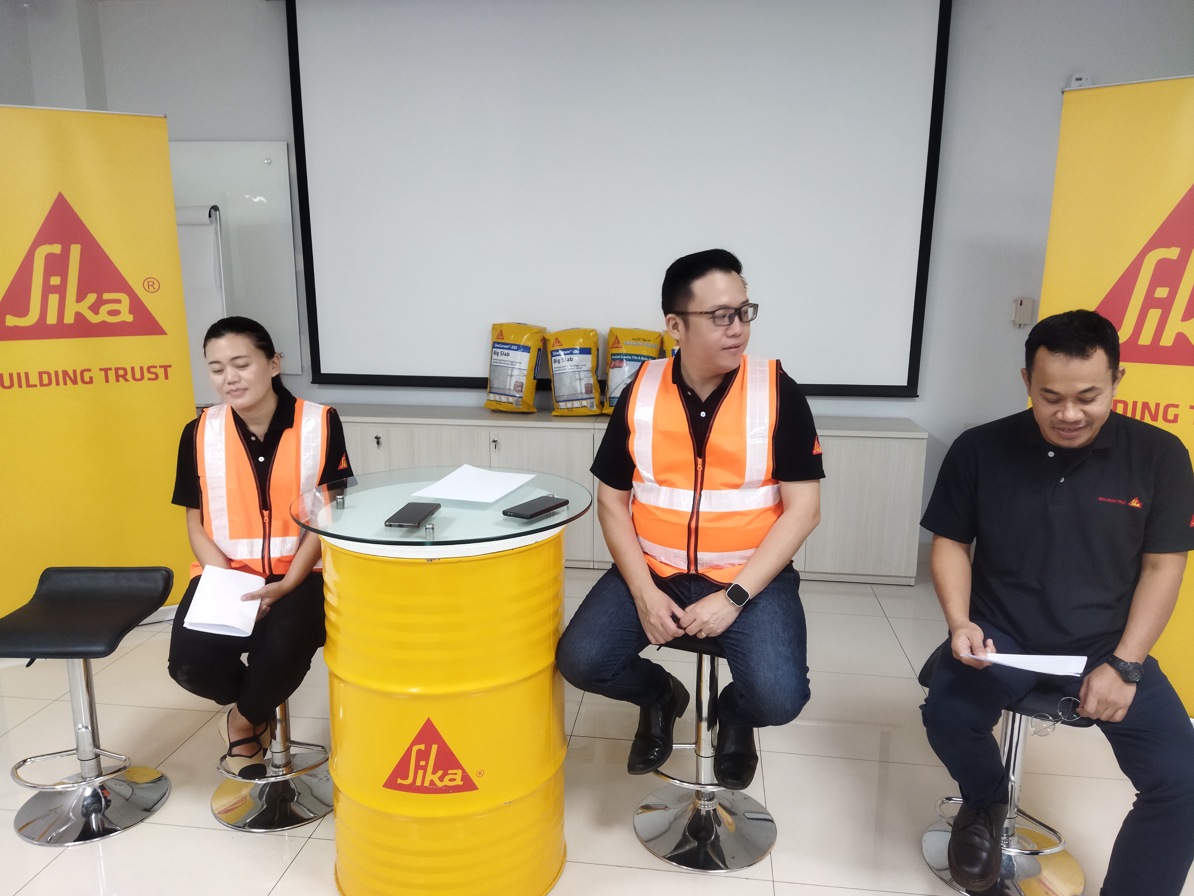 lomba pemasangan keramik yang diselenggarakan oleh Sika Indonesia di Pabrik Sika Indonesia